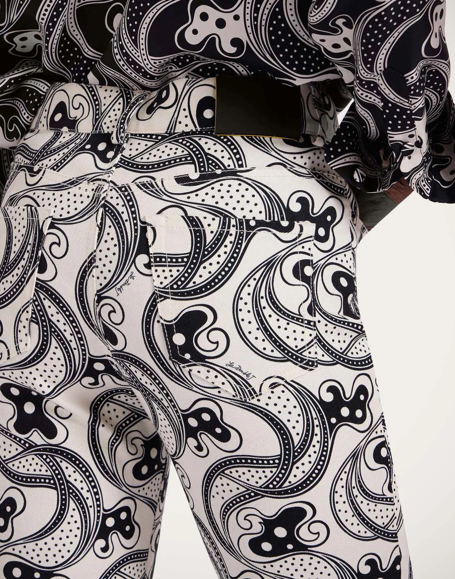 La DoubleJ Pantaloni E Shorts|Denim<The Cropped Flare JeanAperol Black & White in Cotton Drill