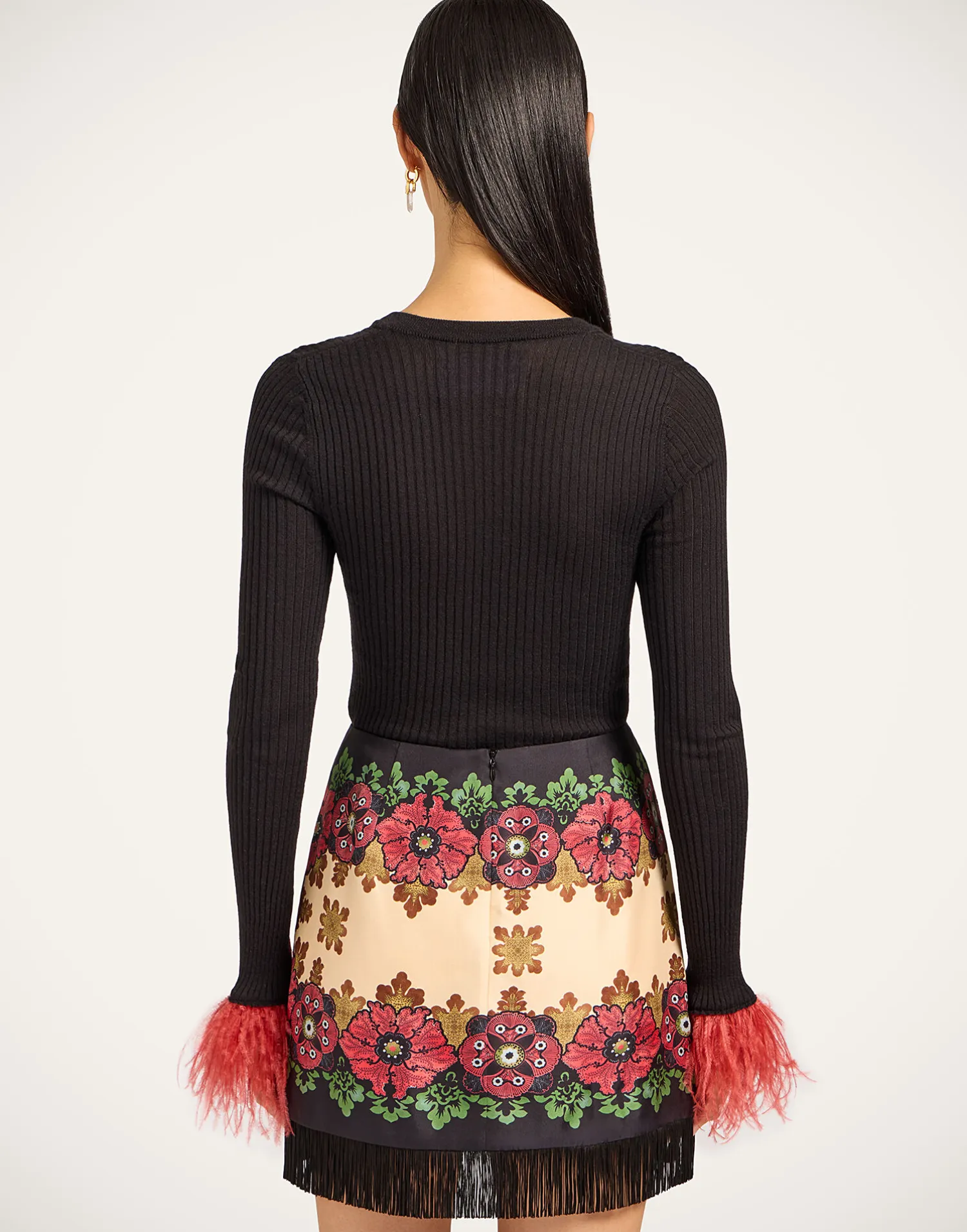 La DoubleJ Maglieria<V-Neck High Kick TopSolid Black in Ribbed Silk Cashmere With Feathers