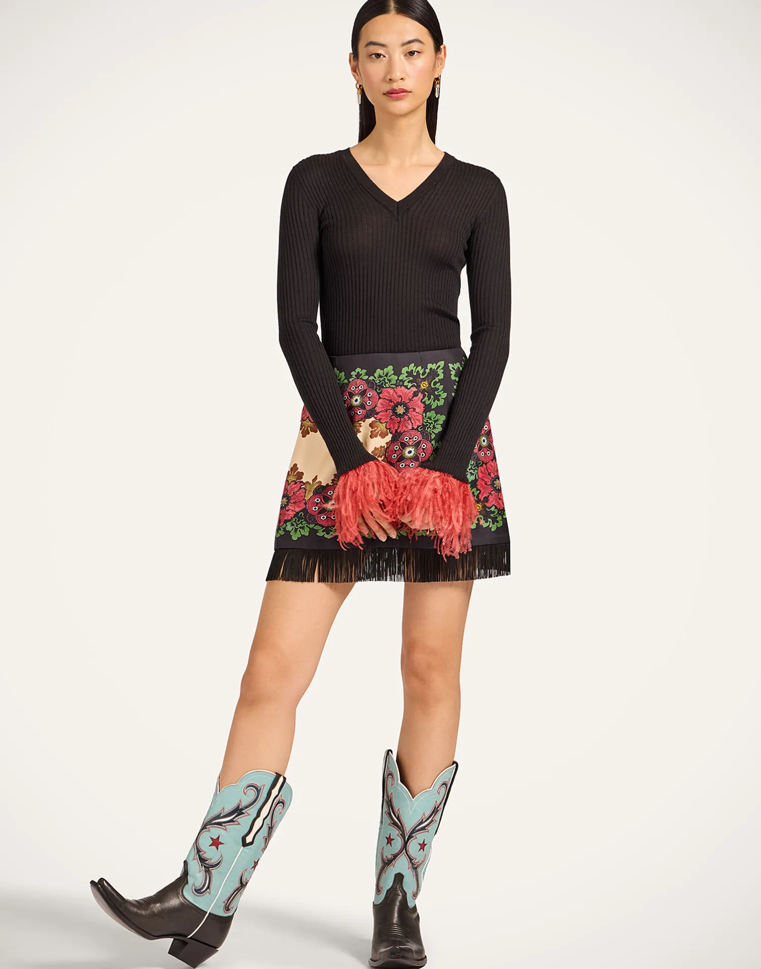 La DoubleJ Maglieria<V-Neck High Kick TopSolid Black in Ribbed Silk Cashmere With Feathers